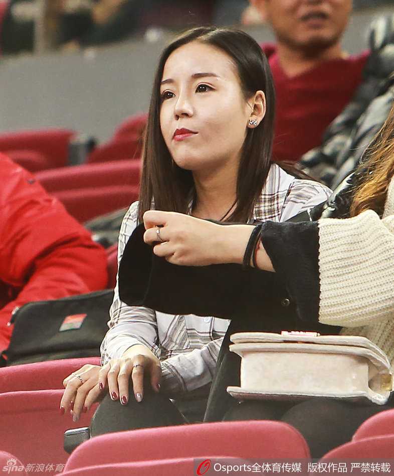 看台上的杨思雨与友人交谈，面带轻松笑容，比赛的火热氛围让她暂时放下了紧张，尽情享受胜利的喜悦。