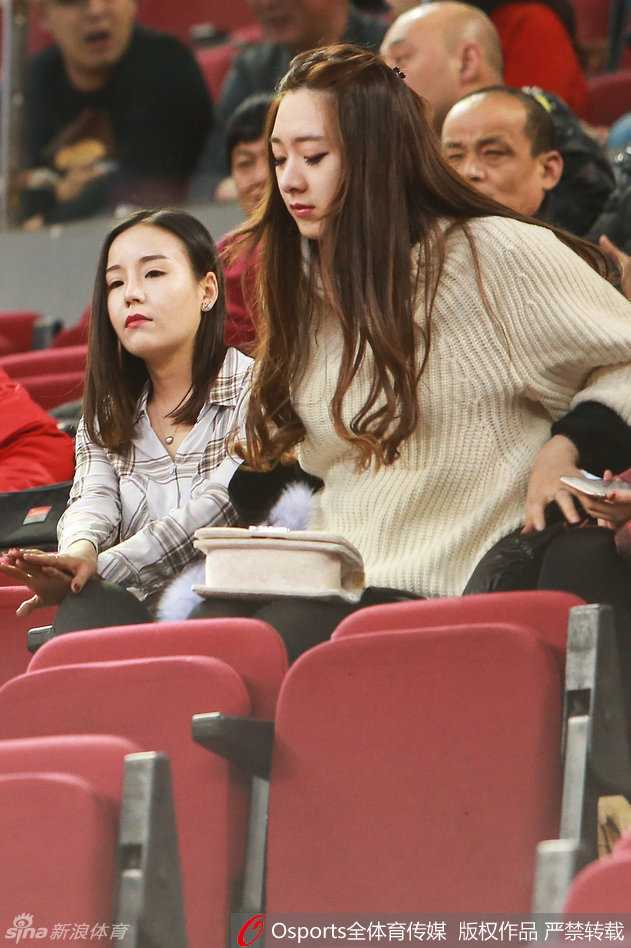 方硕女友高媛在人群中露出温婉笑容，干练的短发和清秀的面容在球场灯光下显得格外动人。