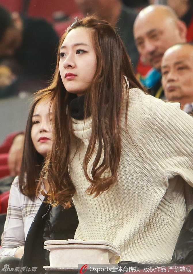 翟晓川女友杨思雨侧颜特写，高挺的鼻梁和专注的视线，映衬出她对这场关键战役的无比投入。