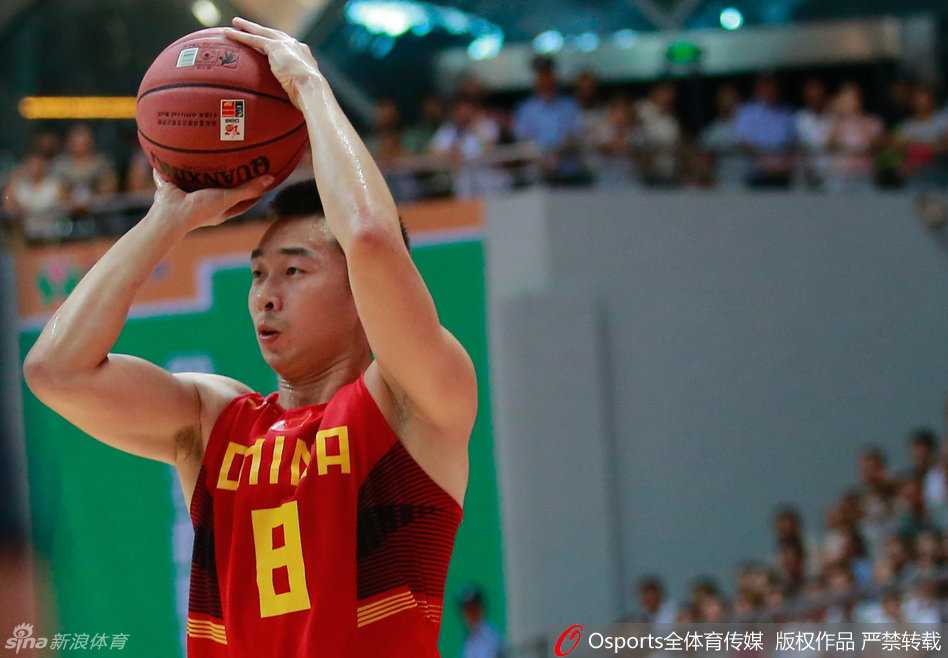 王骁辉在进攻端突然启动，摆脱了紧贴的防守人，接球后毫不犹豫地出手，篮球带着全队的希望飞向篮筐。