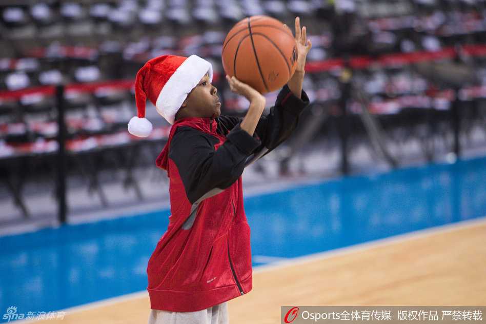 身披北京首钢白色战袍的马布里，在圣诞之夜的球场上演灵动突破，他侧身凝视篮筐，表情专注而冷峻，胸前的十字架项链在聚光灯下闪烁着银色光芒。