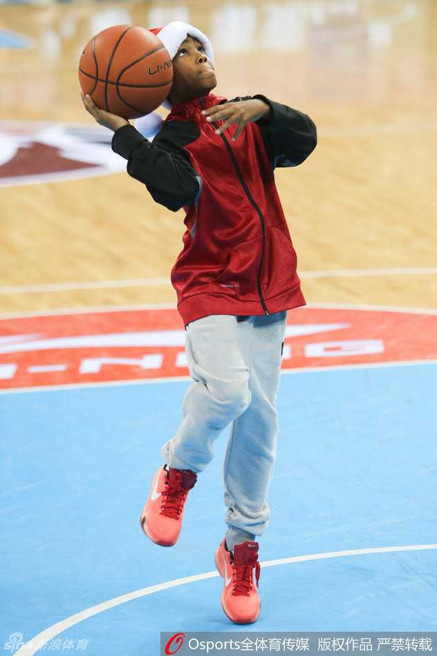 小马布里在篮下跃起，完成一次舒展的单手上篮，他的身形在空中拉开，背景是模糊的球场灯光，仿佛一颗正在升起的新星。