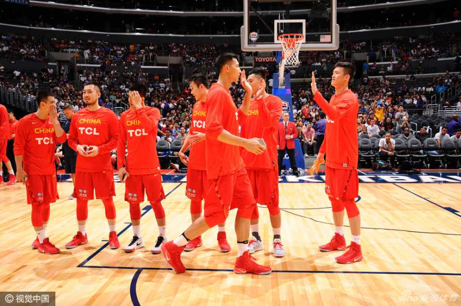 中国男篮众将眼神坚毅，昂首挺胸踏入满是星光熠熠的美国队主场，大战一触即发。