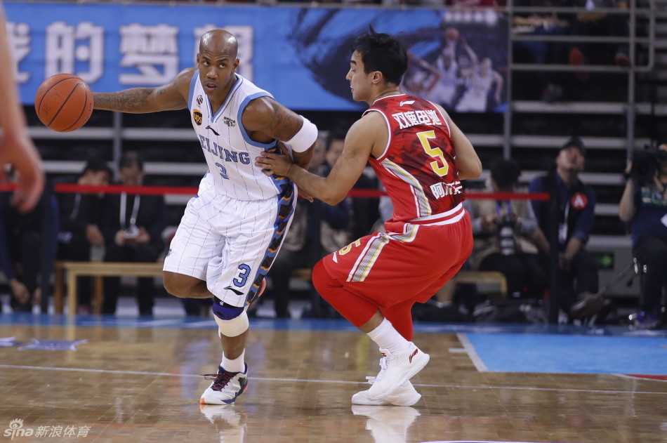 替补席上的孙悦专注地看着场内，伸出手挠了挠头，似乎在思考如何破解对手的进攻。