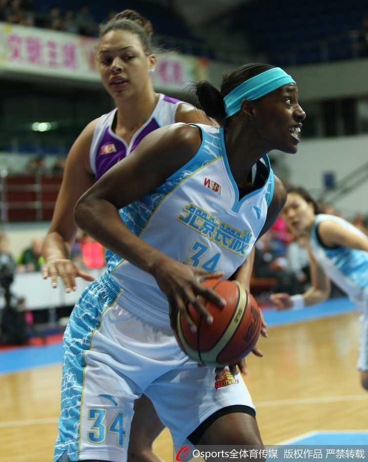 北京队福尔斯迎着防守强起，完成一次势在必得的篮下进攻，展现出内线巨无霸的统治力