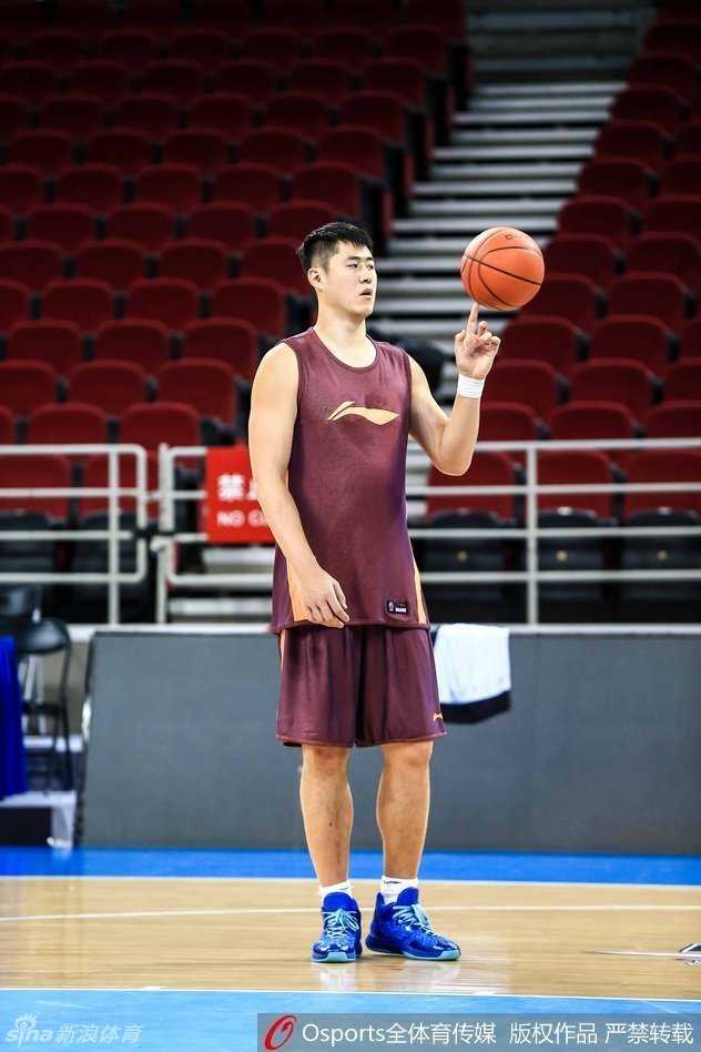 “张三疯”领衔热身，张庆鹏手起刀落，三分线外箭箭穿心，瞬间点燃球馆备战热情