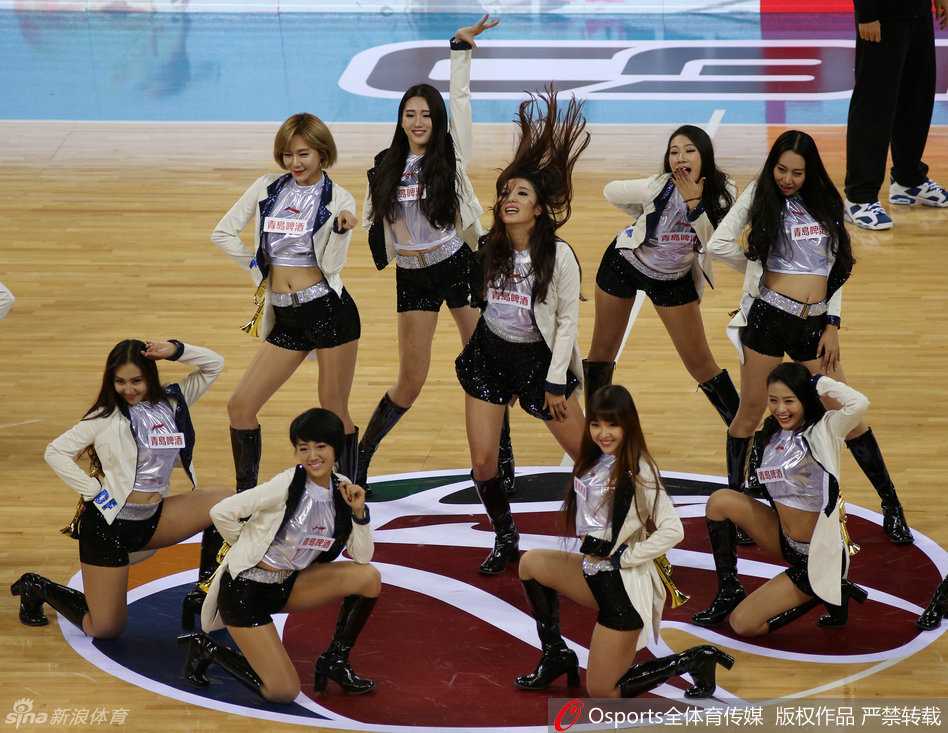 随着音乐节奏放缓，一名拥有修长身材的宝贝献上一段妩媚的独舞，她轻盈的旋转和深情的眼神，仿佛在向全场观众诉说着篮球与舞蹈共通的艺术之美，引得看台上闪光灯亮成一片。