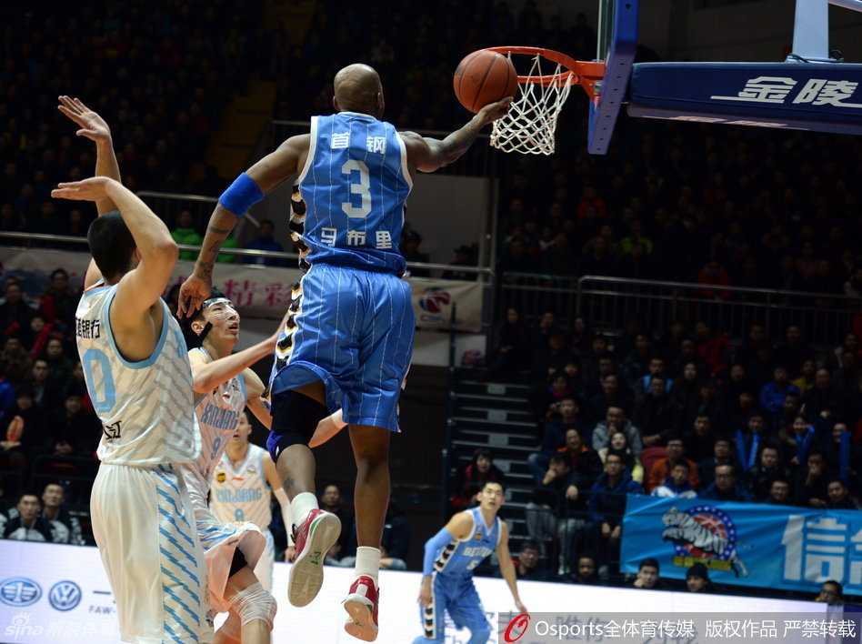 斯蒂芬·马布里如脚踩风火轮般，在天津队多人围堵下强行变向，眼神中透着‘独狼’的狠劲与杀气