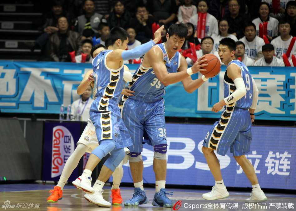 西热力江高高跃起滞空在防守人头顶，手腕轻柔拨球出手，眼神锁定篮筐仿佛要一剑封喉