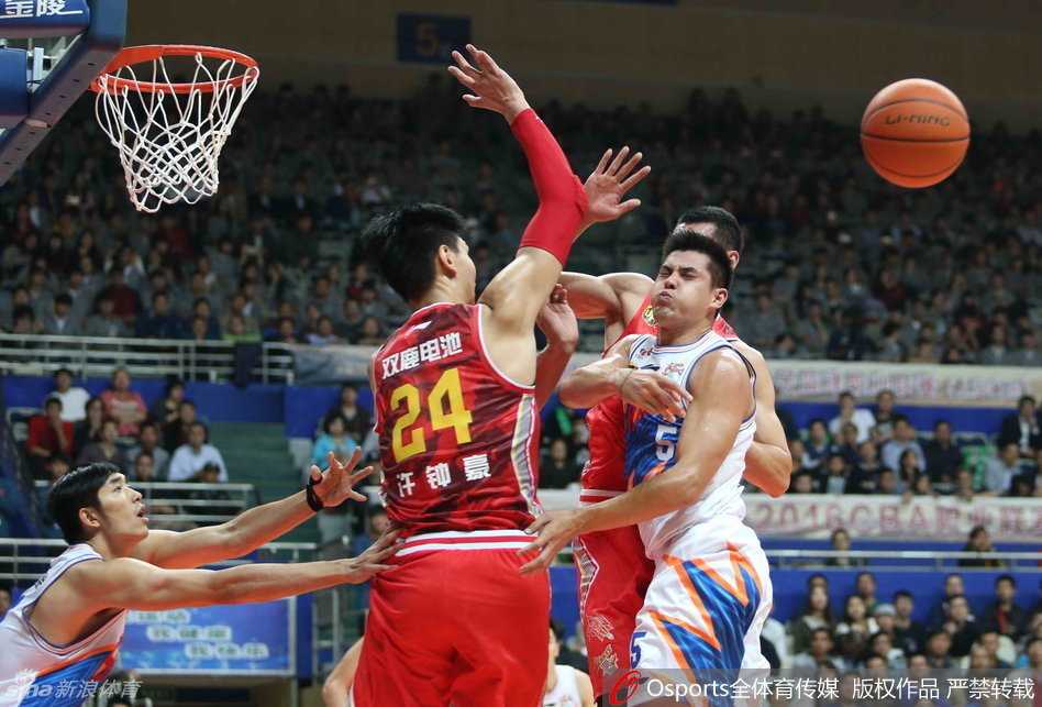 铁塔擎天，许钟豪跃起一掌将对手的上篮路线彻底封死，八一禁区上空筑起无法逾越的屏障。