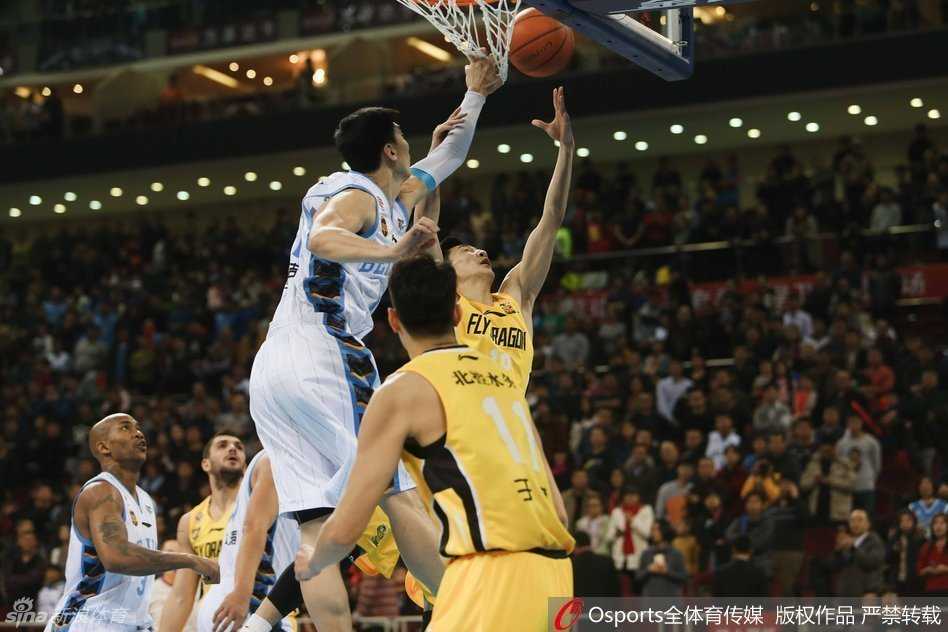 马布里在人群中轰然倒地，他死死将篮球抱在怀中，身边的北控队员试图合力抢断，地板上几人搅作一团，瞬间点燃了球场的火药味。