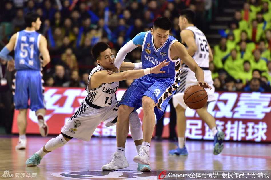 郭艾伦持球强行突破，孙悦寸步不离紧贴防守，两人手臂纠缠，肌肉紧绷，如同猎豹与羚羊在草原上的生死竞速。