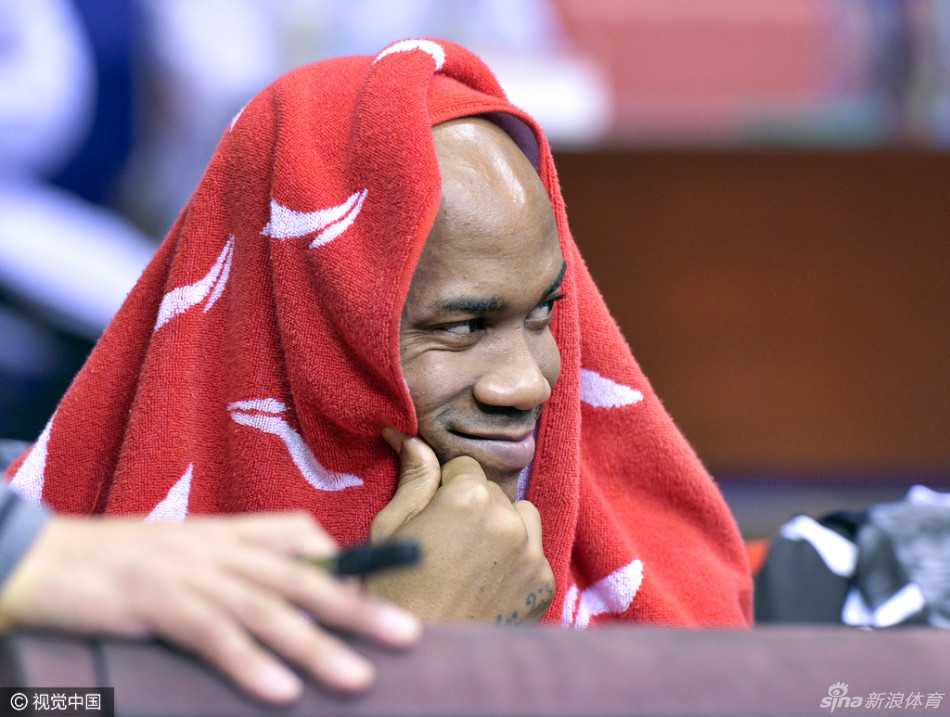 老马运球戏耍防守,嘴角露出狡黠一笑,仿佛在说