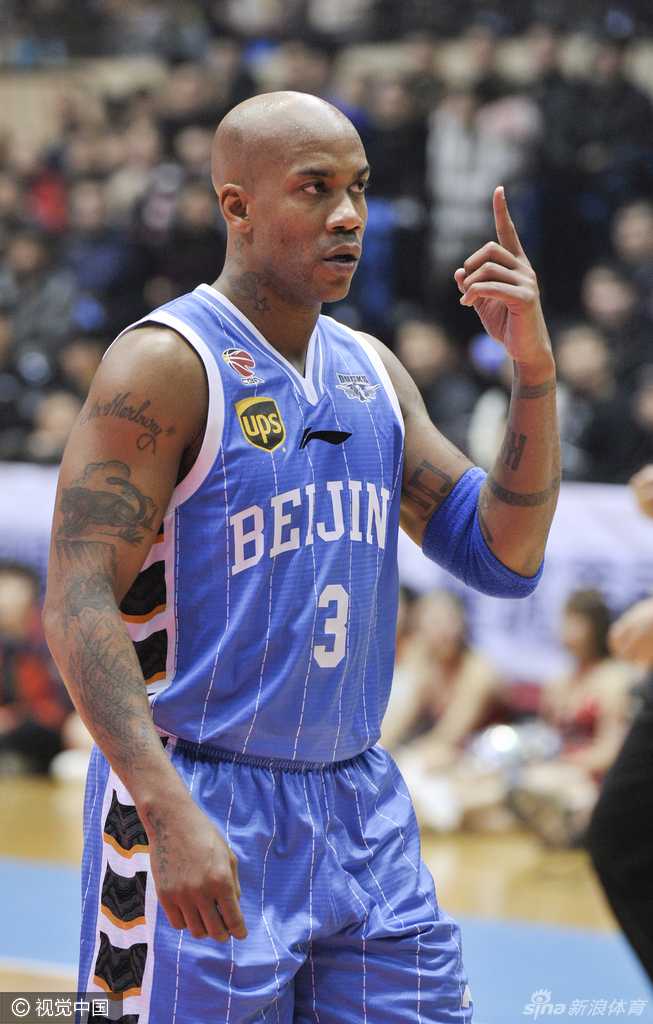 阿巴斯虽面部挂彩却毫无惧色,眼神坚毅,死死顶住吉喆的背身单打,真乃铁血悍将。