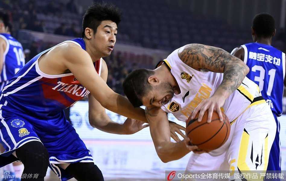 京城新军力克天津止颓势 深圳四川多点开花齐奏凯 混乱之中,北控队的球员们围住倒在地上的队友,奋力将对手与自家兄弟隔开,场上气氛剑拔弩张,火药味十足。