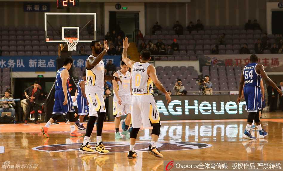 京城新军力克天津止颓势 深圳四川多点开花齐奏凯 北控外援巴蒂斯塔在天津队的禁区之内,面对防守悍然起跳,手臂高举将球砸入篮筐,眼神中满是坚定与霸气。