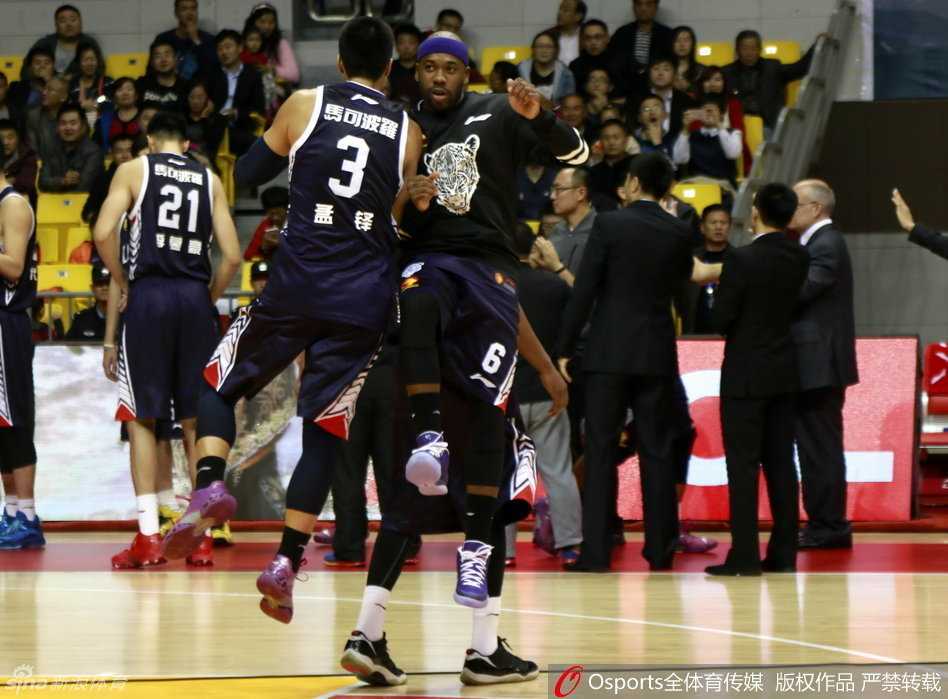 京城新军力克天津止颓势 深圳四川多点开花齐奏凯 终场哨响,深圳马可波罗队的球员们紧紧围聚在场地中央,他们挥舞着拳头,脸上洋溢着胜利后难以抑制的激动与喜悦,庆祝这场来之不易的主场胜利。