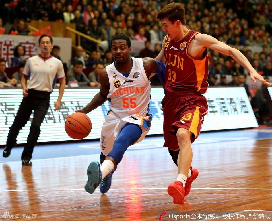 京城新军力克天津止颓势 深圳四川多点开花齐奏凯 四川队小外援邓特蒙如一道白色闪电,持球强行突破浙江队的防线,他压低重心,速度极快,瞬间撕开了对手的防守缺口。