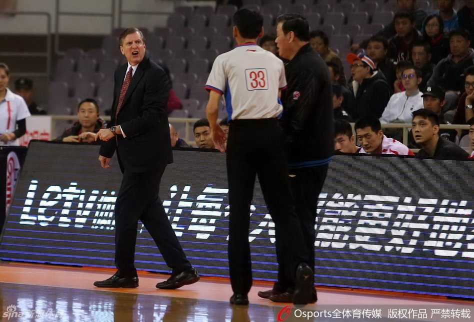 京城新军力克天津止颓势 深圳四川多点开花齐奏凯 天津队的外籍教练因一次关键判罚而情绪失控,他愤怒地张开双臂冲向技术台,面部表情因不满和激动而显得格外扭曲,向裁判大声抗议。