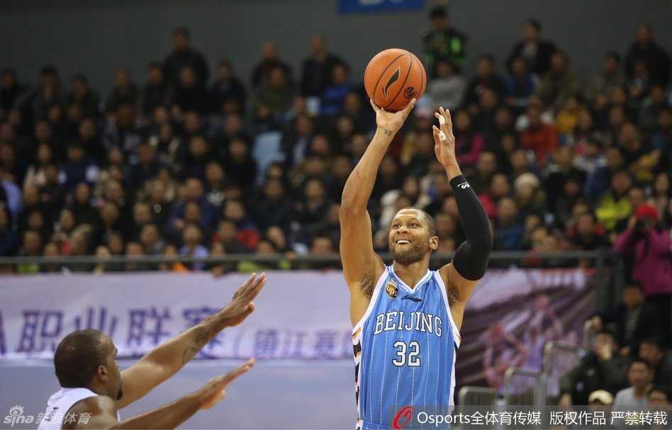 孙悦腾空封盖对手投篮，修长的双臂如同大鹏展翅，用铜墙铁壁般的防守守护着球队的禁区。