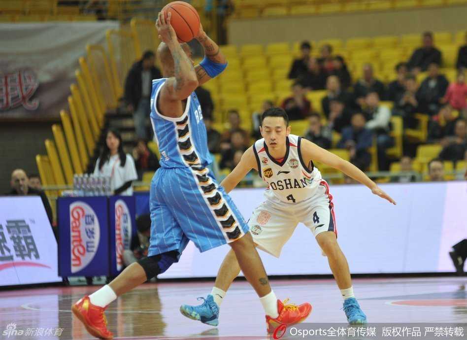 “翟晓川高高跃起，在空中与佛山队防守球员发生身体对抗后，依然顽强地将球补进篮筐。”