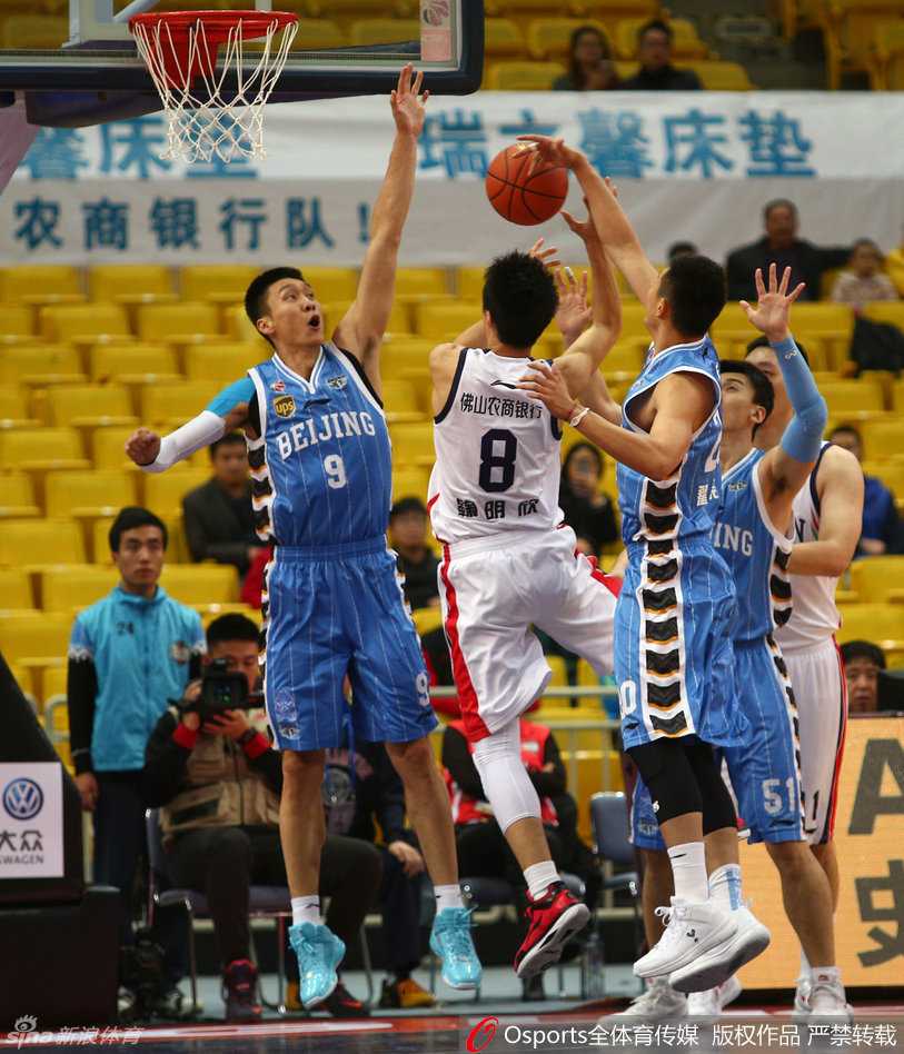 “比赛结束后，马布里、孙悦等北京首钢队员在场上相互致意，庆祝这场来之不易的胜利。”