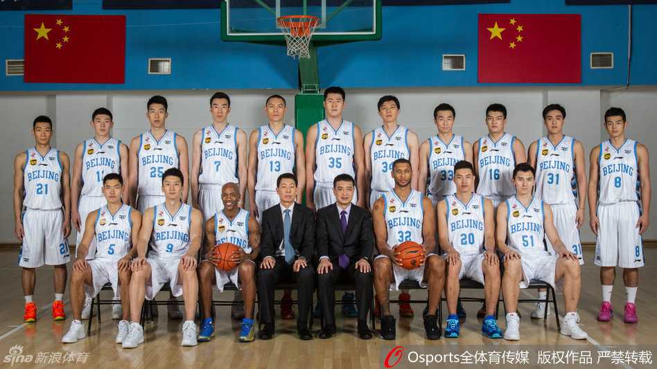 京城王朝的黄金记忆:回顾北京首钢四年三冠的荣耀瞬间 北京首钢全队赛后围拢在一起,主教练闵鹿蕾握拳布置,队员们眼神坚定,彰显出卫冕冠军的强大凝聚力。