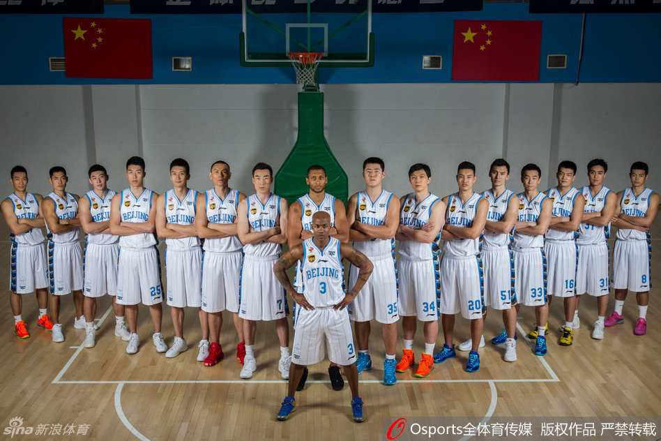 京城王朝的黄金记忆:回顾北京首钢四年三冠的荣耀瞬间 老马与外援莫里斯挡拆配合后心领神会,莫里斯顺下接球,北京双外援的默契连线是球队克敌制胜的经典战术。