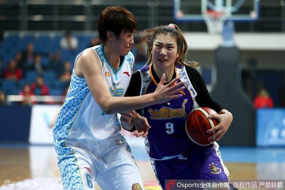 外援中锋在内线接球后背身单打，利用强壮的身体扛开防守，转身就要完成一次势大力沉的篮下进攻，防守球员只能望球兴叹。