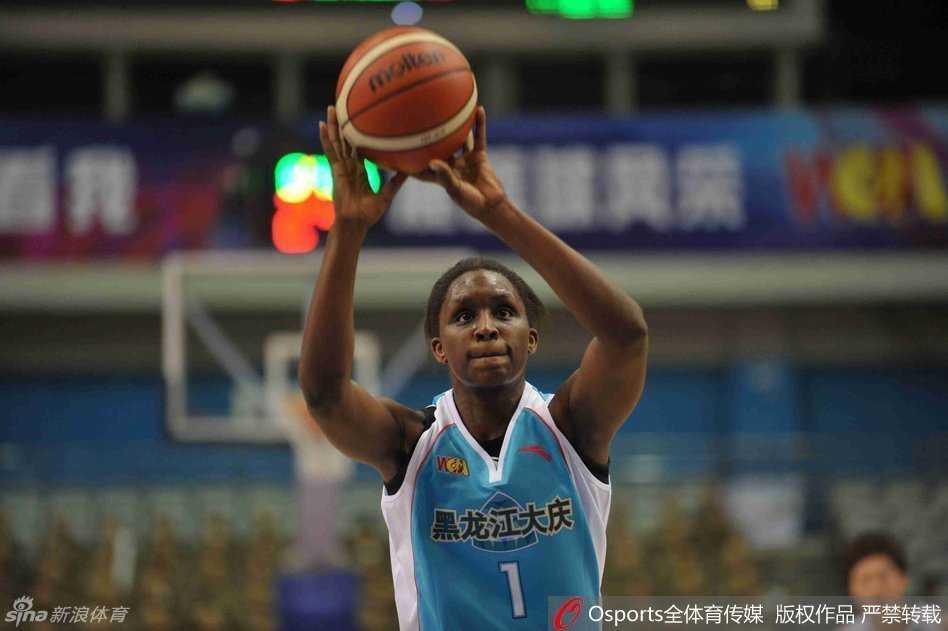 高颂在外线接到队友传球，稍作调整后果断出手，篮球在空中划出一道美丽的弧线，直奔篮筐而去，这正是北京队犀利的外线火力。