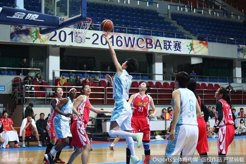 北京队外援福尔斯高高跃起，以一记势大力沉的盖帽拒绝了山西队的上篮，展现了其在防守端的绝对威慑力。