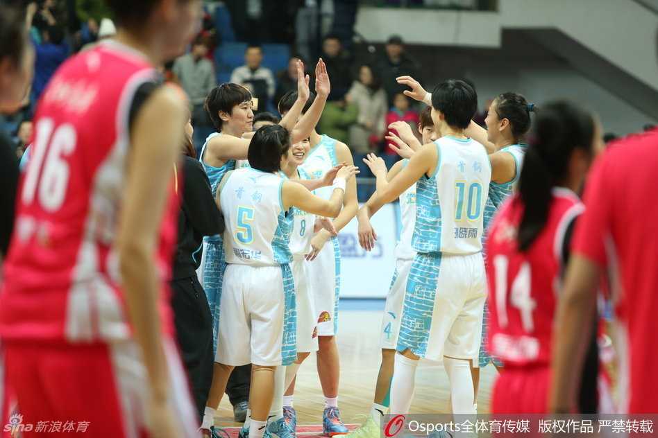 玛雅·摩尔神情专注，正欲运球突破，她面前的防守球员张开双臂，寸步不让，仿佛一道难以逾越的屏障。