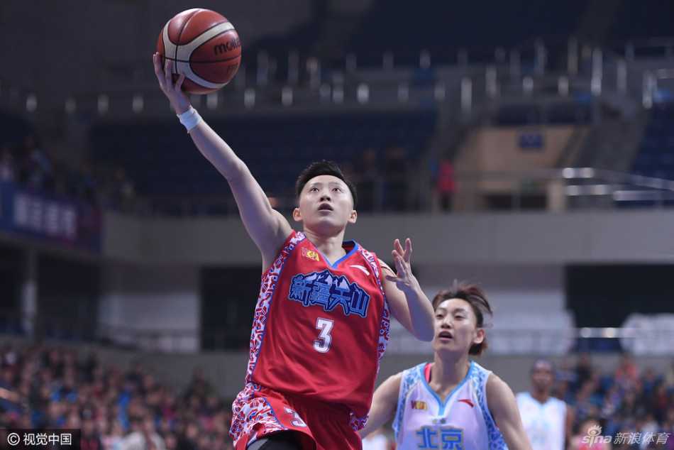京城玫瑰傲霜绽放 新疆女篮虽败犹荣 北京队外援福尔斯在新疆队内线高高跃起,以一记势大力沉的单手劈扣终结进攻,展现了其在篮下绝对的统治力。