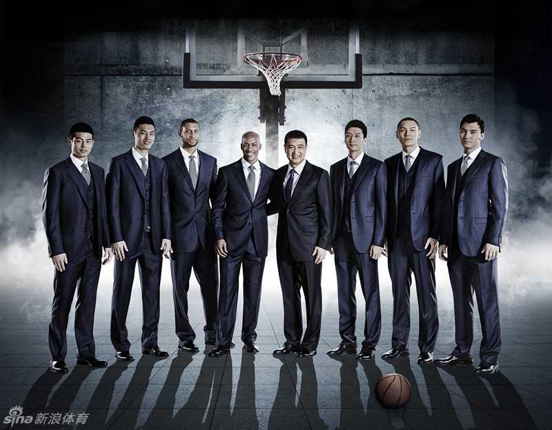 翟晓川整理袖口的瞬间被抓拍，立体的剪裁勾勒出他宽厚的肩膀，年轻的面庞在黑白光影中显得格外俊朗，青春的气息与西装的稳重完美融合。