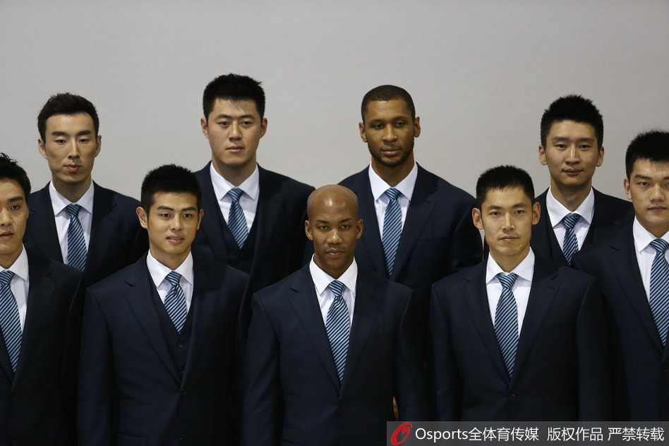 身姿挺拔的方硕身着笔挺黑西装，双手自然垂放，面对镜头露出略显青涩却自信的微笑，活脱脱一位从画报中走出的时尚男模。