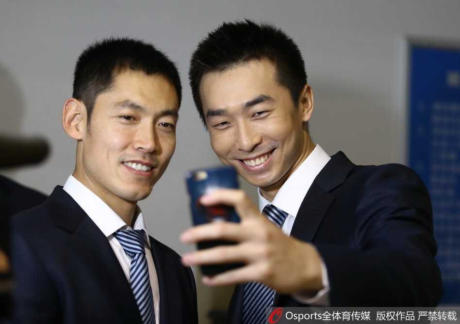 孙悦面对镜头开怀大笑，眼角的鱼尾纹都透着笑意，身旁的队友也被他感染，整个采访区充满了轻松愉快的氛围。