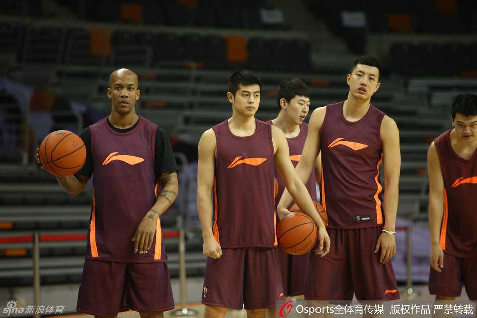 京城男篮严阵以待 五棵松馆挥汗如雨 方硕眼神笃定,在三分线外一次次跃起投篮,篮球在空中划出完美弧线,精准穿网而过,训练馆里回荡着清脆的刷网声。