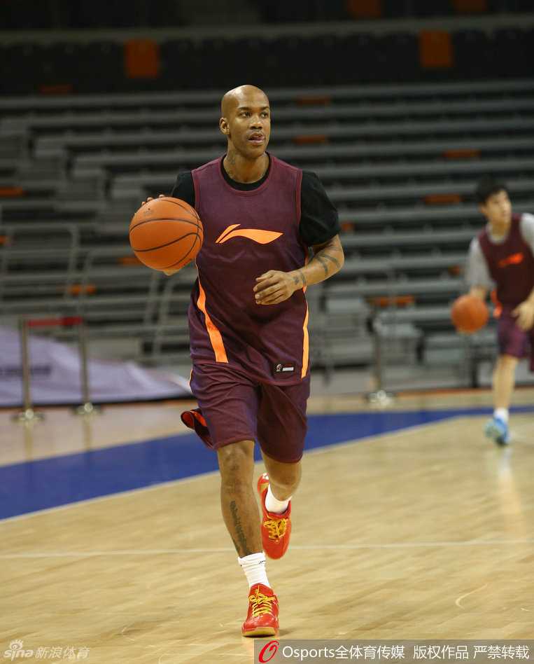 京城男篮严阵以待 五棵松馆挥汗如雨 尽管右臂带有护具,莫里斯在训练中依然全力以赴。他在内线要位、接球、转身跳投,动作刚劲有力,眼神中透露着不屈的斗志。