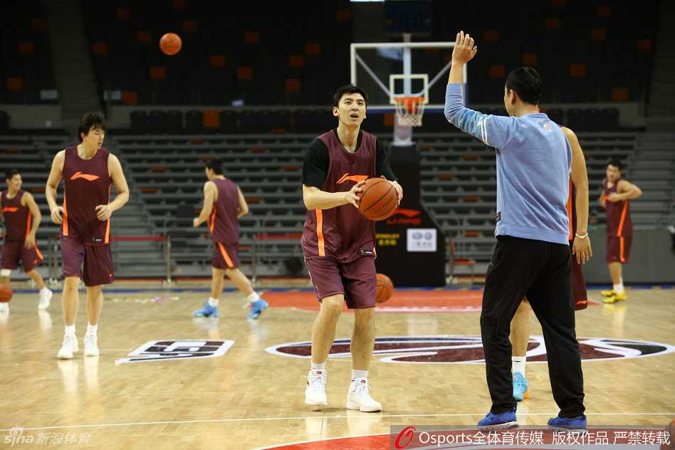 京城男篮严阵以待 五棵松馆挥汗如雨 孙悦面带微笑,在训练中显得游刃有余。他运球快速突破,面对空篮轻松挑篮得手,仿佛在向人们宣告他已经从伤病中完全恢复。