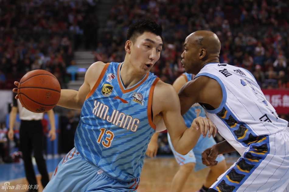 拉拉队队员们身着红白相间的圣诞短裙，手拿花球，在场地中央跳跃起舞，为严寒的赛场注入一丝活力与暖意。