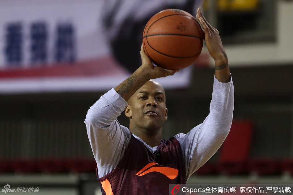 核心外援马布里在训练间隙露出标志性笑容，眼神中透露出对季后赛的坚定与自信