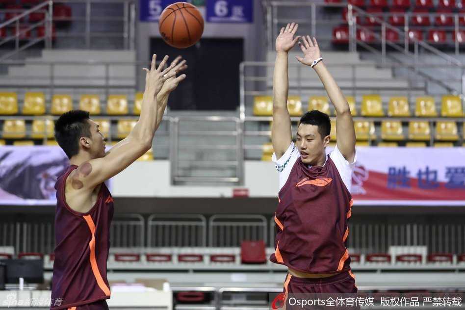 方硕神态轻松地出现在训练场，作为后场新星，他正以平和心态迎接挑战