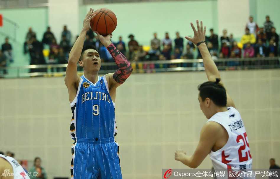 方硕在罚球线上气定神闲，稳稳命中为球队添分