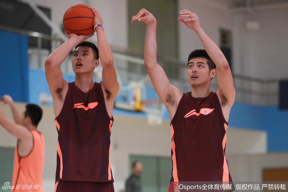 新援段江鹏脸上洋溢着灿烂的笑容，这位射手已完美融入新集体，正享受着与队友们并肩作战的每一刻。