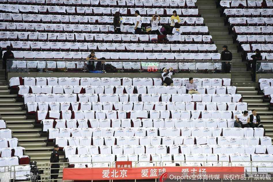新疆队球员李根在满场的白色背景和漫天嘘声中执行罚球，眼神坚定，这一晚他成为了比赛的胜负手。