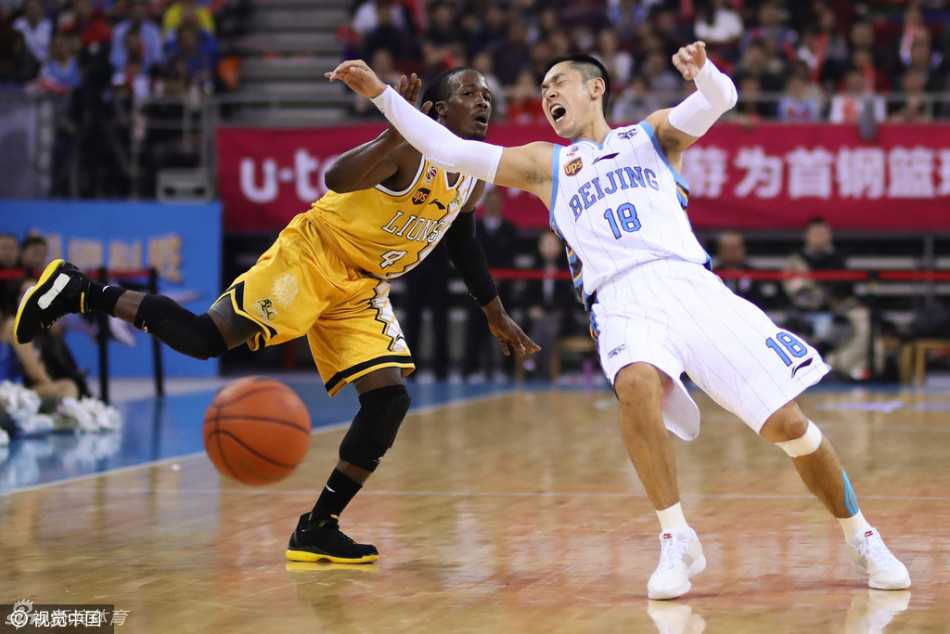 马布里犹如孤胆英雄，持球高速推进，面对广厦的层层防线，眼神中透露着不屈与坚毅