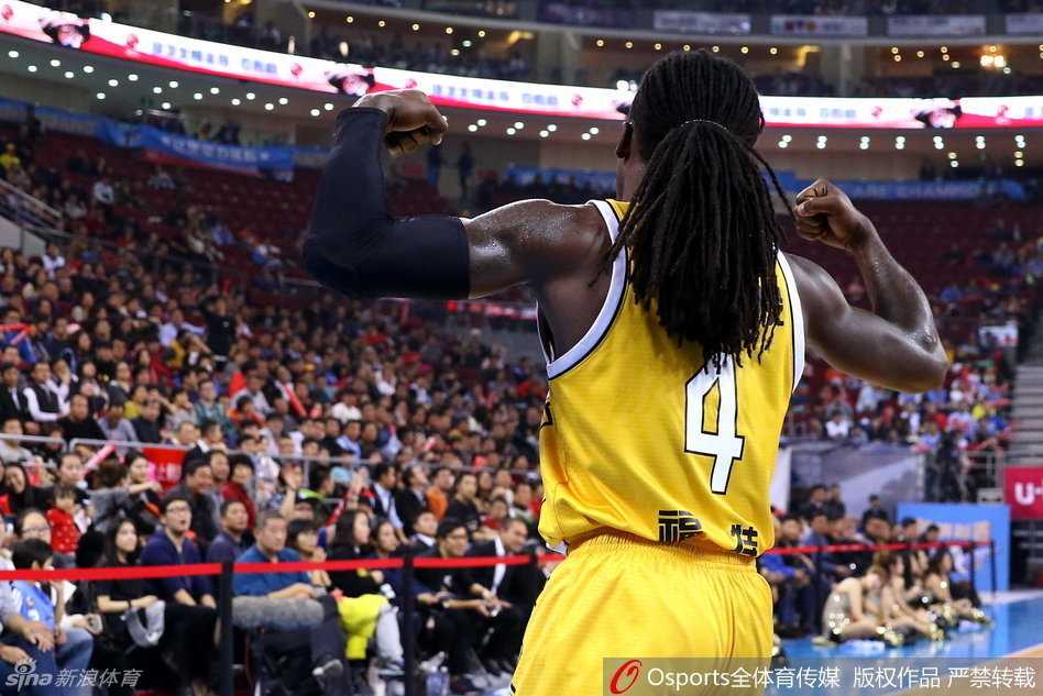 广厦发动机福特森在破掉北京主场不败金身后，激动地向看台展示强健的肱二头肌，宣泄着内心的狂喜与霸气