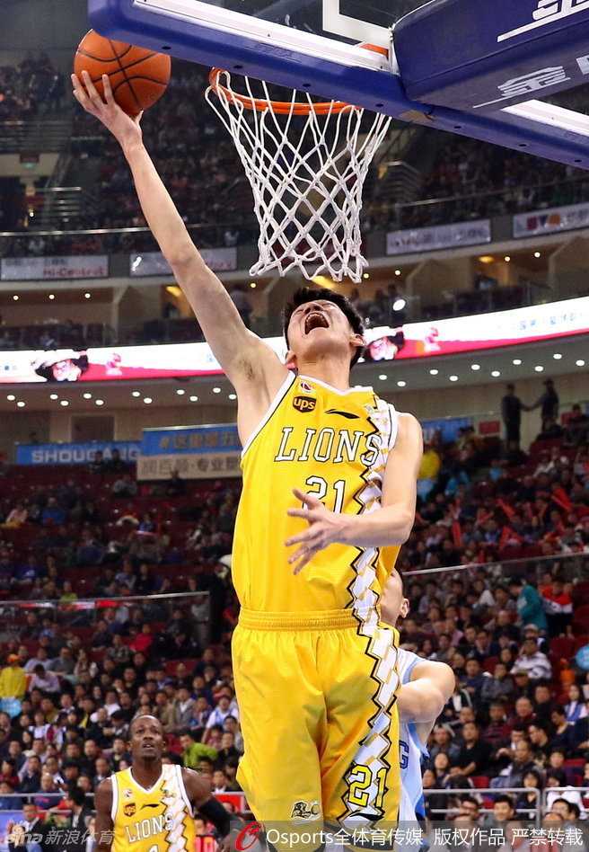 年轻的胡金秋在混战中高高跃起，用一记轻柔的挑篮越过北京队的防线，将球稳稳放入篮圈