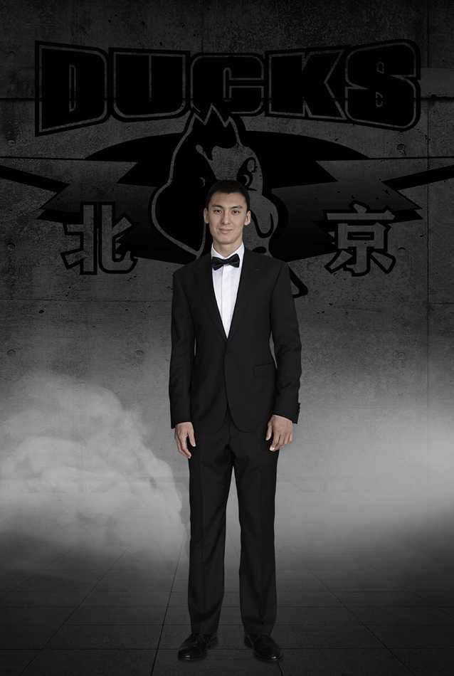 京城硬汉的西装革履 首钢男篮赛季前定格俊酷瞬间 全队写真中众人表情各异,或沉思或远眺,凝聚成那个赛季首钢男篮独有的刚毅与温情集体照。