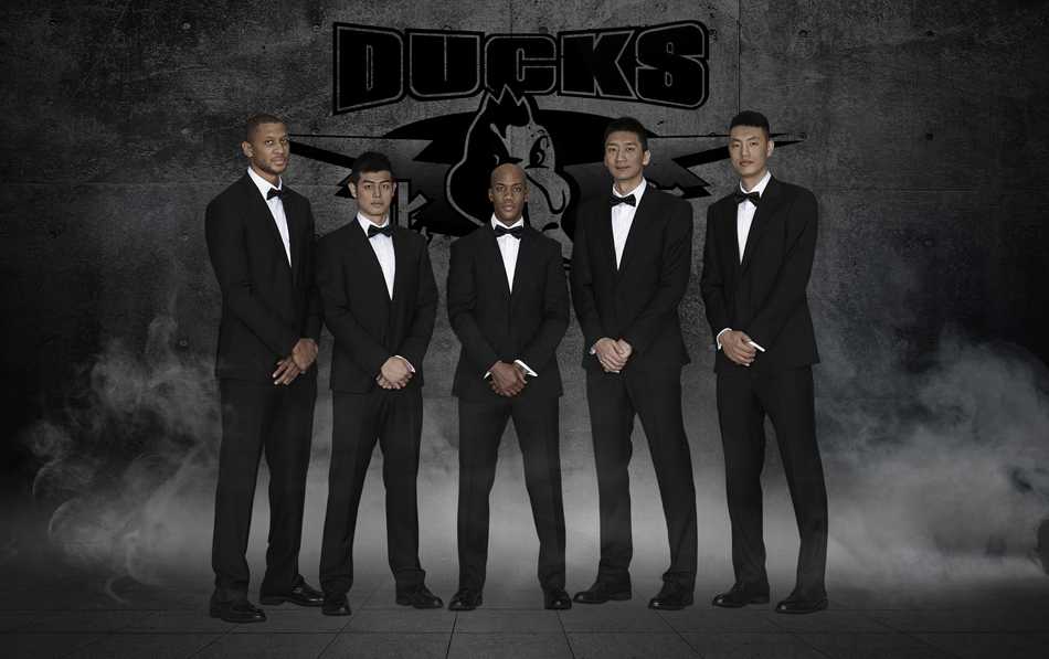 京城硬汉的西装革履 首钢男篮赛季前定格俊酷瞬间 翟晓川与朱彦西并肩而立,西装革履难掩青春锋芒,昔日搭档此刻默契十足,静待哨响。